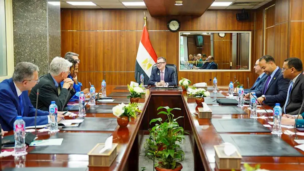 وزير التخطيط يلتقي وفد البنك الدولي لدعم السياسات القائمة على البيانات